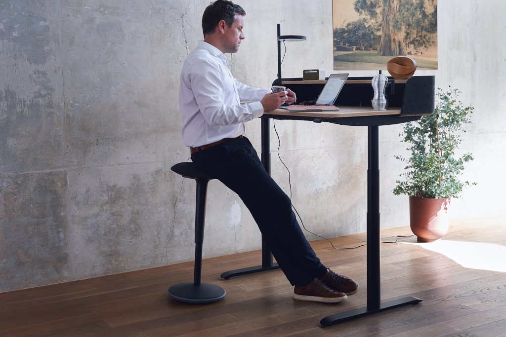 Ergonomische Steh-/Sitzhilfe und höhenverstellbare Tisch 