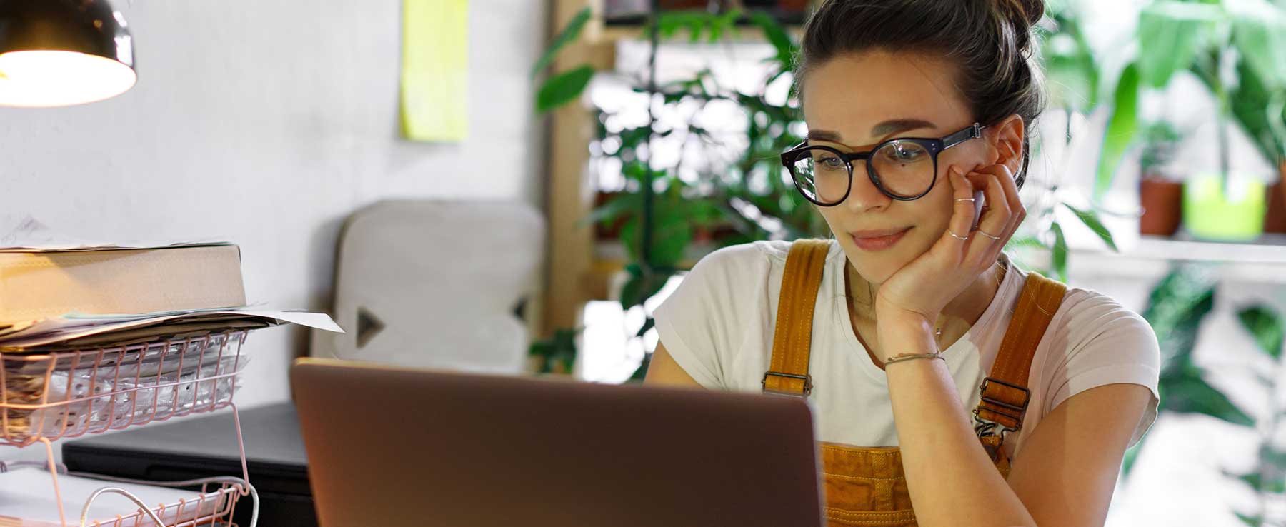 Pflanzen am Arbeitsplatz im Büro