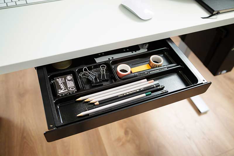 Das richtige Zubehör für den elektrisch höhenverstellbaren Schreibtisch: Schublade für Utensilien