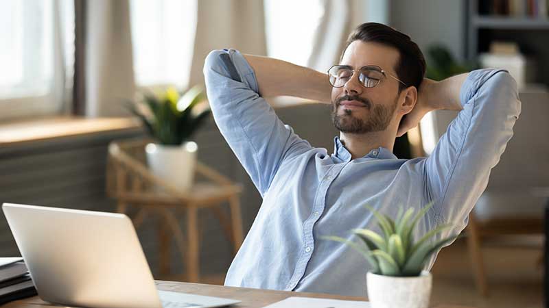 Bürostuhl unterstützt natürliche Sitzposition