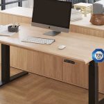 Elektrisch höhenverstellbarer Schreibtisch mit Holzplatte und schwarzem Gestell im modernen Home-Office mit Monitor und Zubehör