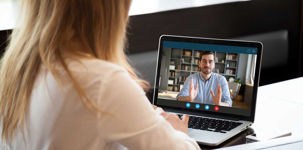 Videokonferenz mit Business-Laptop