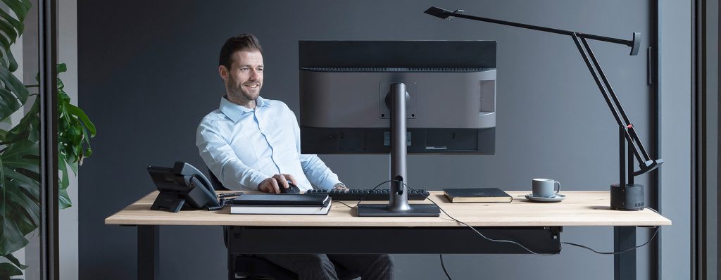 Ordentliches Kabelmanagement: Kabel gebündelt und verdeckt geführt